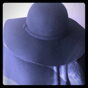 💯 percent wool floppy hat.